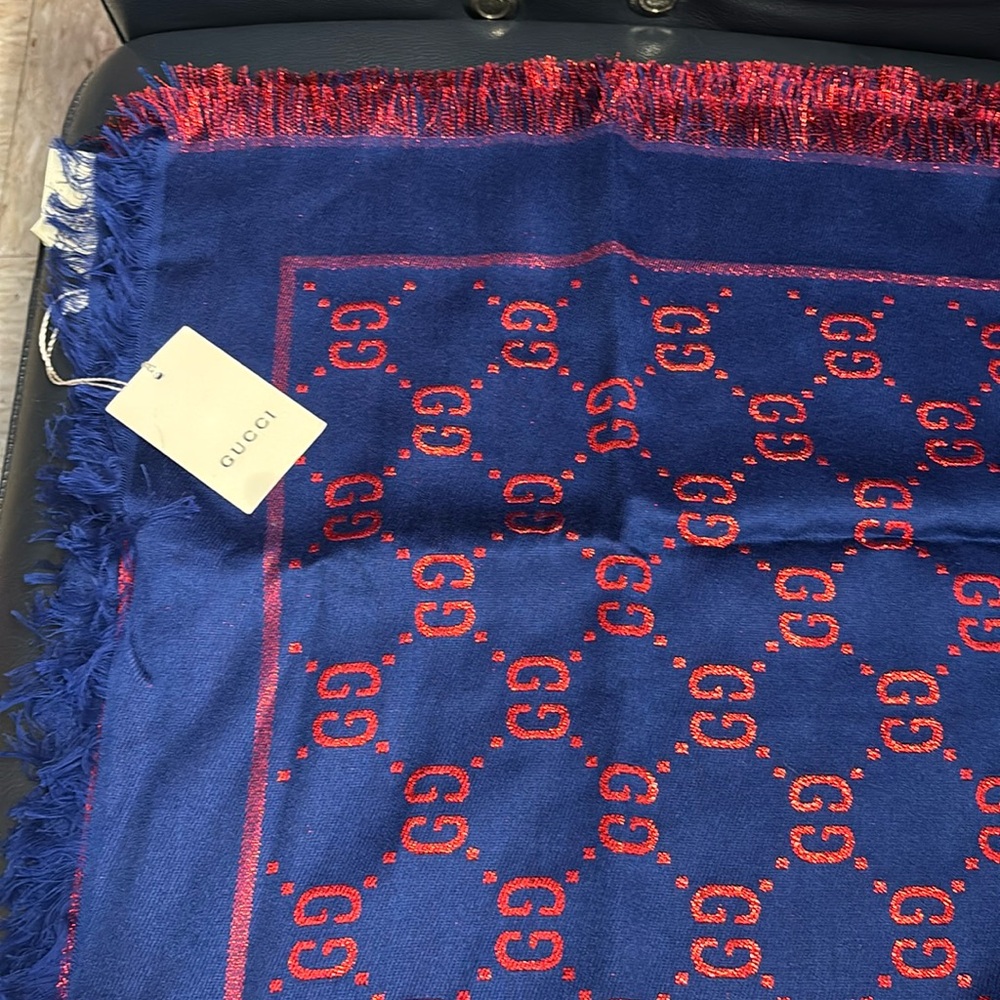 BNWT Gucci two sided scarf
